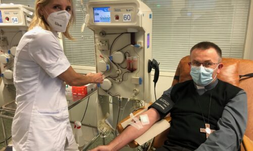 Uzdravený biskup Martin David daroval krevní plazmu. Pomůže těžce nemocným s Covid-19