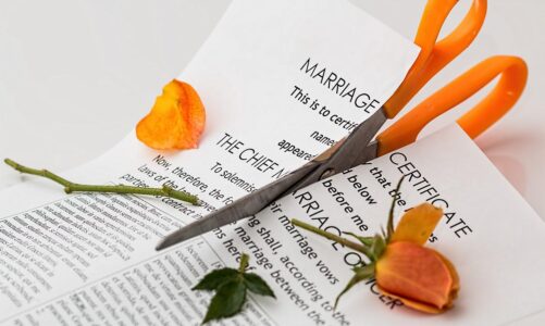 Může se člověk se ženou rozvést z jakéhokoli důvodu?
