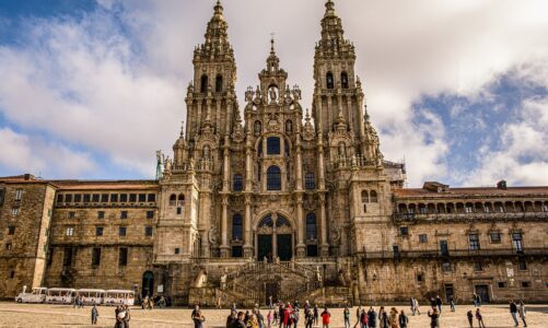 Svatojakubská pěší pouť do Santiaga de Compostela pro seniory s návštěvou Lurd, Garabandalu a Porta