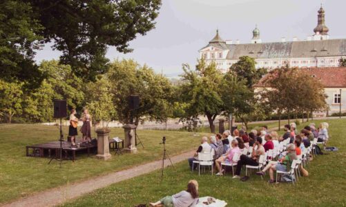Letní program ArtCafé láká na open air koncerty v zahradě broumovského kláštera
